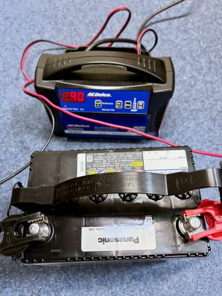 到着した新品バッテリーを補充電