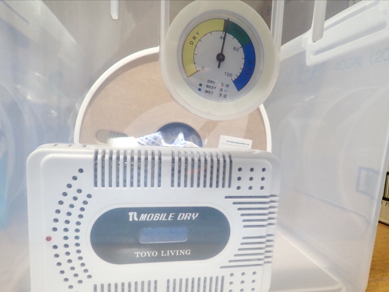 ドライボックス庫内の湿度計がDRY領域を指している状態とMD-6